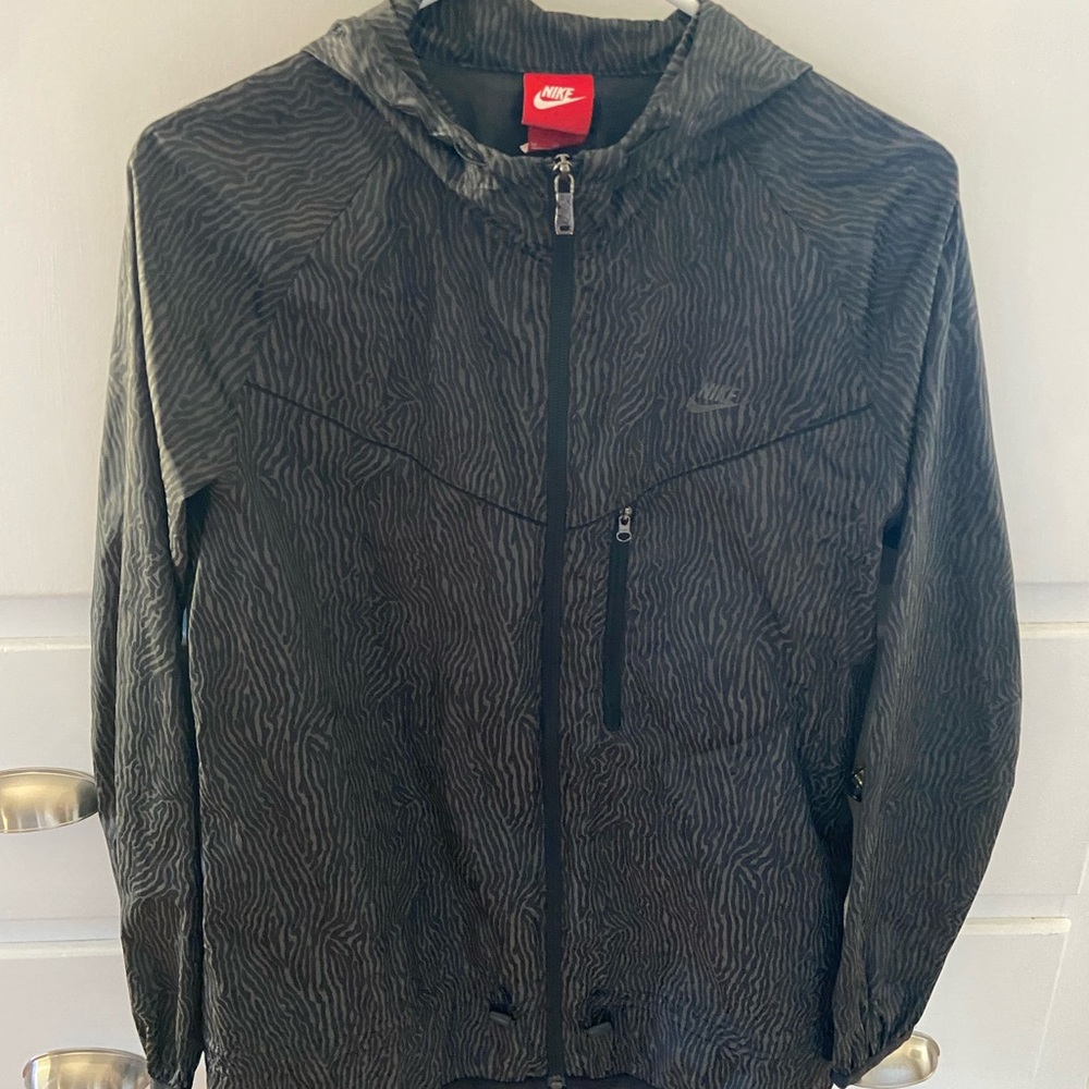 Nike Women’s Black and Gray Patterned Jacket